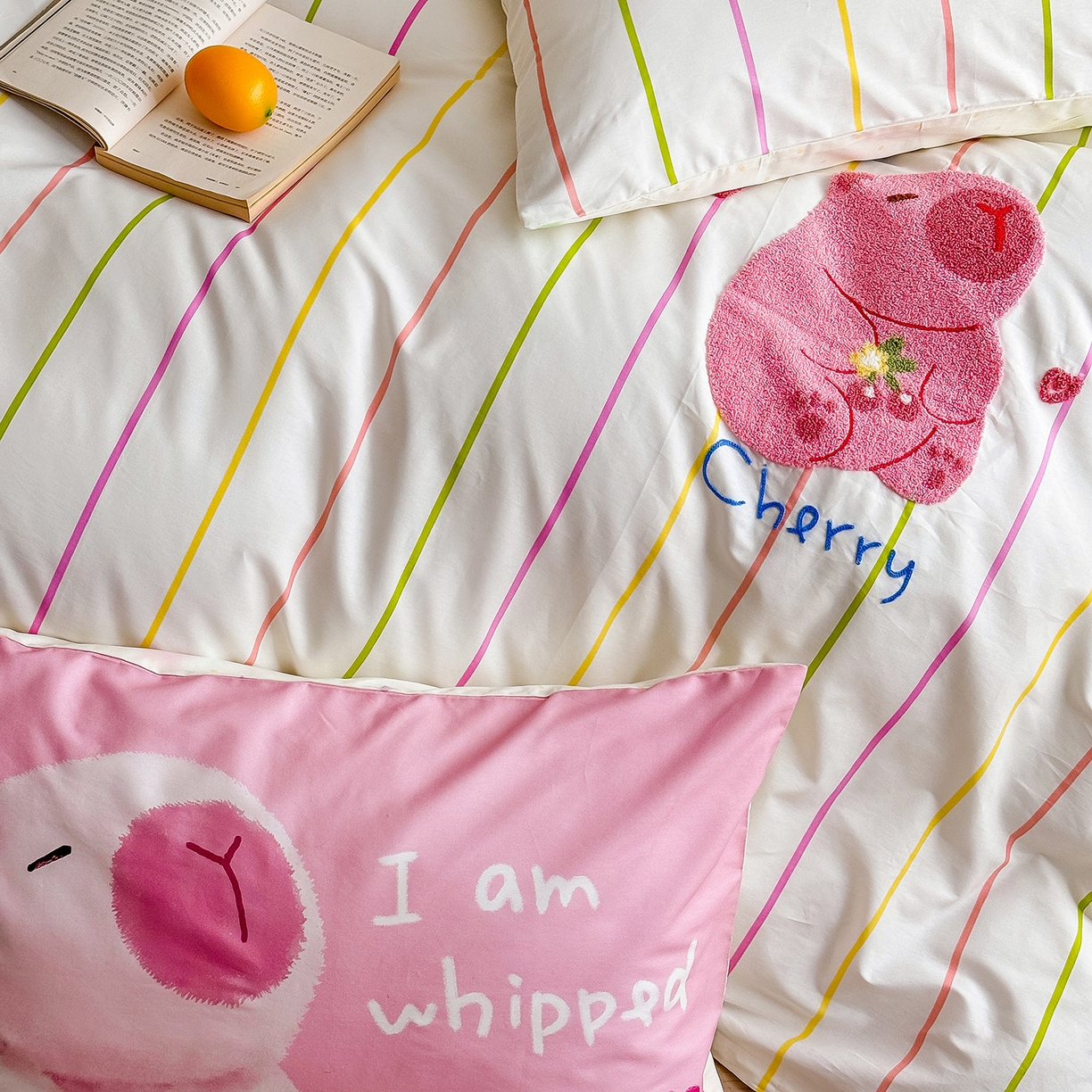 91家纺网 家纺一手货源 找家纺 窝米 2025新品毛巾绣X数码13370全棉卡通系列四件套（水豚 牛角面包） 粉豚