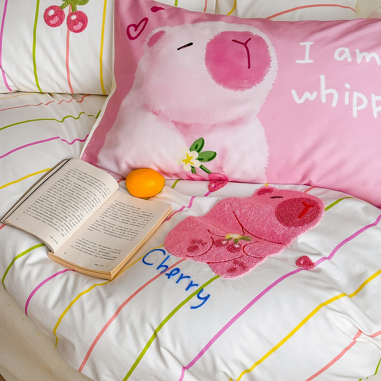 91家纺网 家纺一手货源 找家纺 窝米 2025新品毛巾绣X数码13370全棉卡通系列四件套（水豚 牛角面包） 粉豚