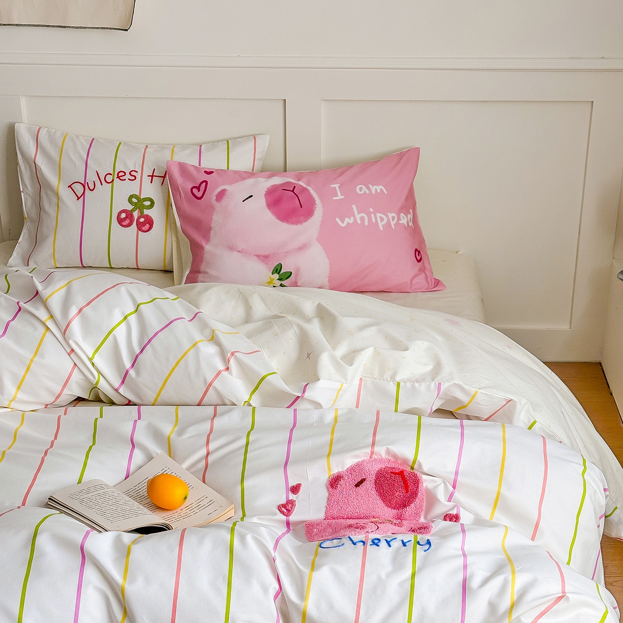 91家纺网 家纺一手货源 找家纺 窝米 2025新品毛巾绣X数码13370全棉卡通系列四件套（水豚 牛角面包） 粉豚