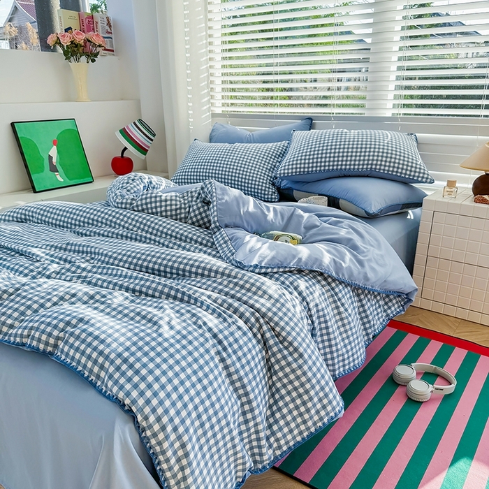 91家纺网 家纺一手货源 找家纺 十一家居 2025春夏新款ins风A类亲肤水洗棉贝壳绣格子四件套——暮光系列 浅蓝小格