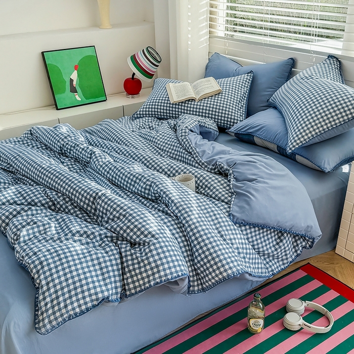 91家纺网 家纺一手货源 找家纺 十一家居 2025春夏新款ins风A类亲肤水洗棉贝壳绣格子四件套——暮光系列 浅蓝小格