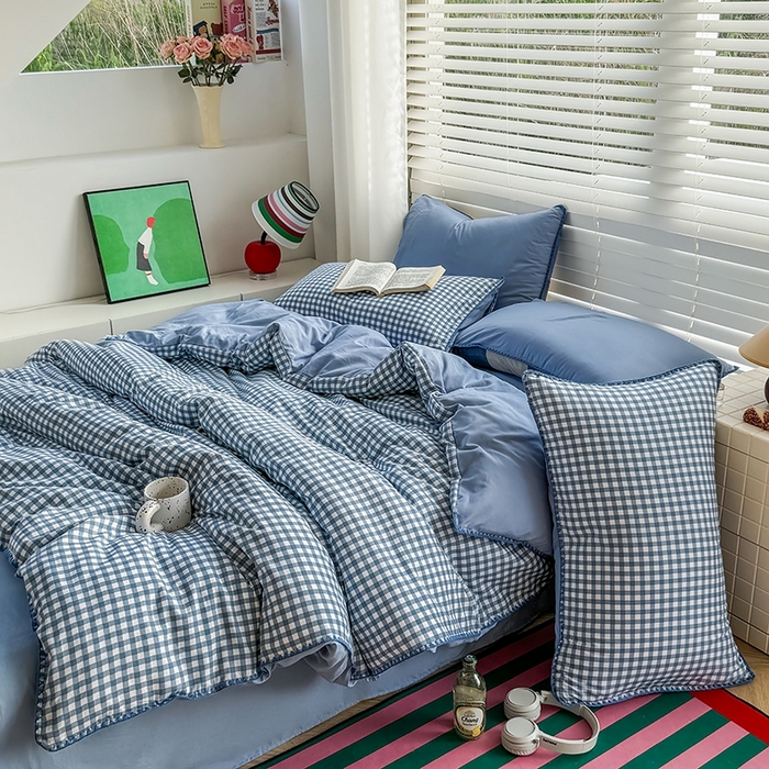 91家纺网 家纺一手货源 找家纺 十一家居 2025春夏新款ins风A类亲肤水洗棉贝壳绣格子四件套——暮光系列 浅蓝小格