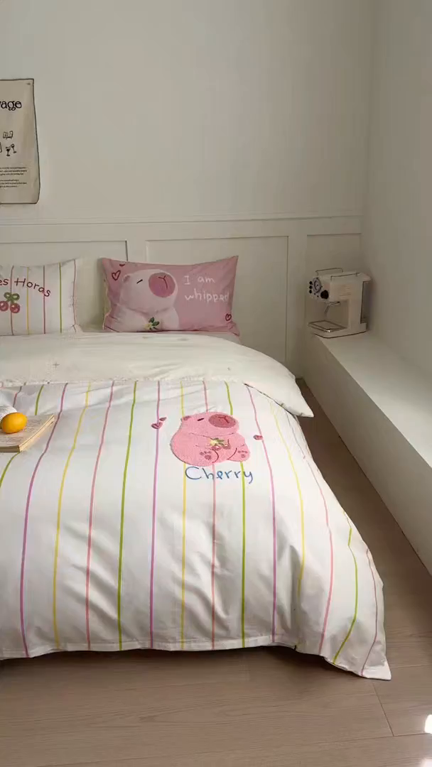 91家纺网 家纺一手货源 找家纺 窝米 2025新品毛巾绣X数码13370全棉卡通系列四件套（水豚 牛角面包） 粉豚