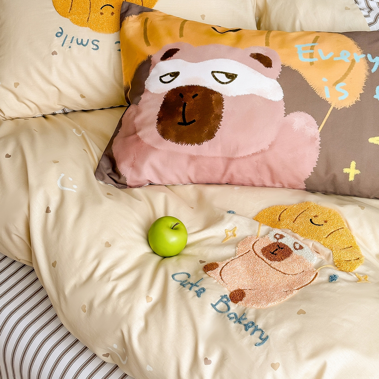 91家纺网 家纺一手货源 找家纺 窝米 2025新品毛巾绣X数码13370全棉卡通系列四件套（水豚 牛角面包） 牛角面包