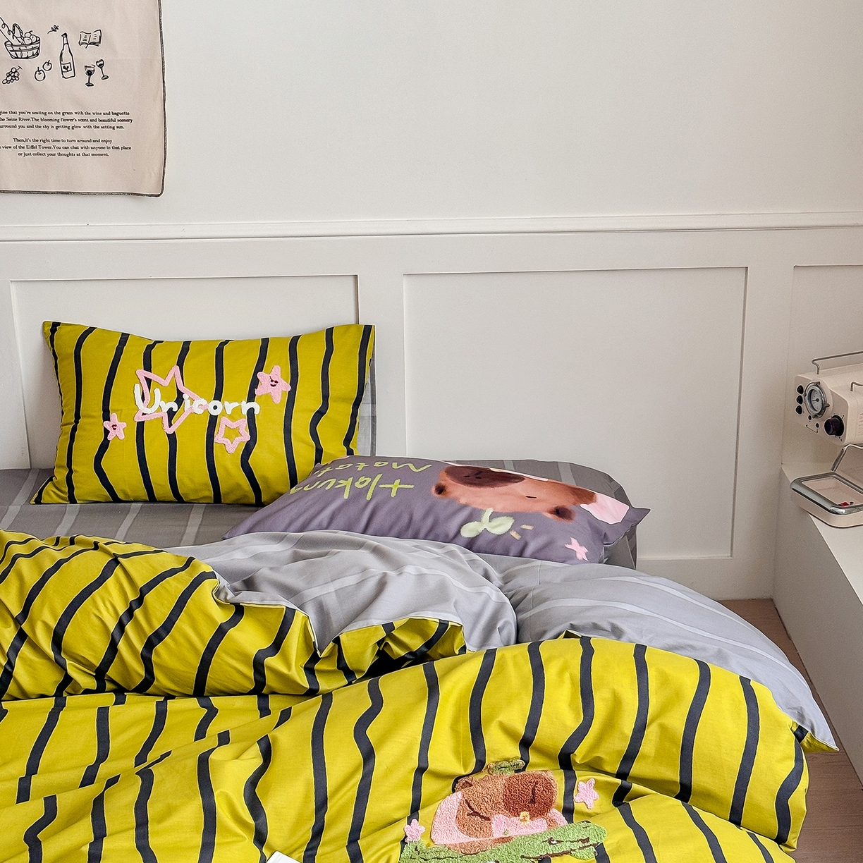 91家纺网 家纺一手货源 找家纺 窝米 2025新品毛巾绣X数码13370全棉卡通系列四件套（水豚 牛角面包） 水豚