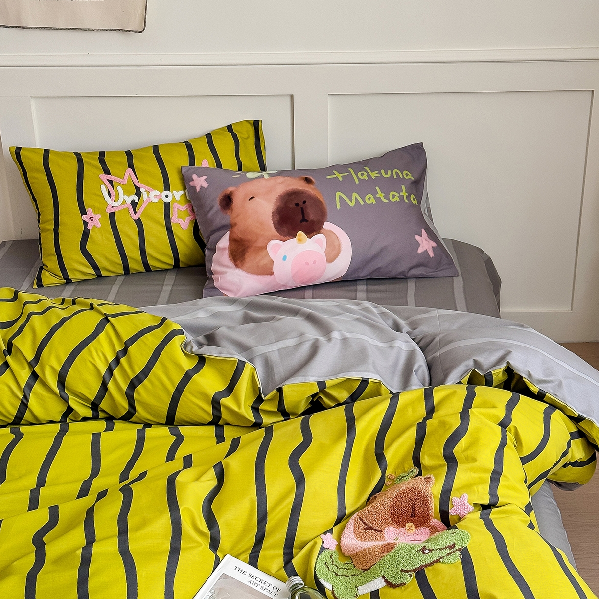 91家纺网 家纺一手货源 找家纺 窝米 2025新品毛巾绣X数码13370全棉卡通系列四件套（水豚 牛角面包） 水豚