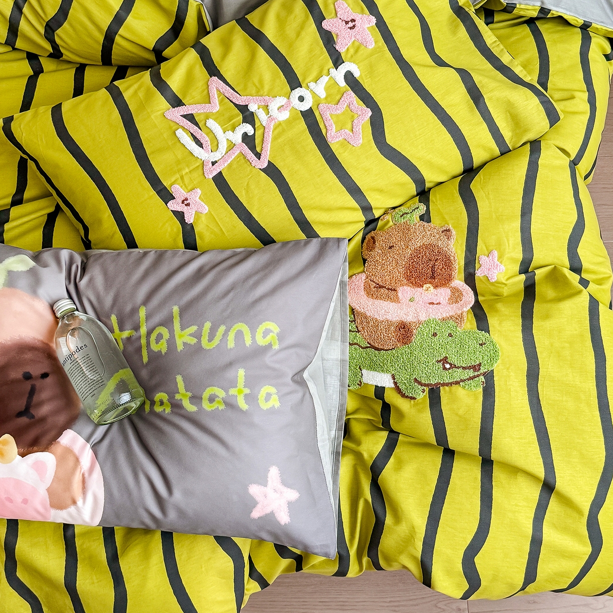 91家纺网 家纺一手货源 找家纺 窝米 2025新品毛巾绣X数码13370全棉卡通系列四件套（水豚 牛角面包） 水豚