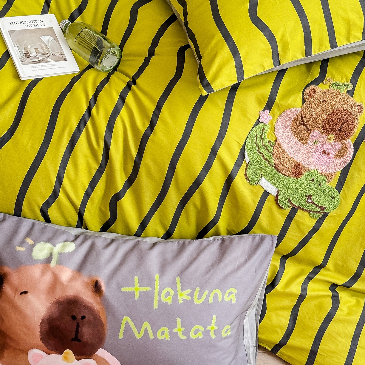 91家纺网 家纺一手货源 找家纺 窝米 2025新品毛巾绣X数码13370全棉卡通系列四件套（水豚 牛角面包） 水豚