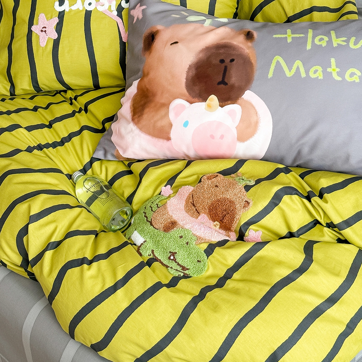 91家纺网 家纺一手货源 找家纺 窝米 2025新品毛巾绣X数码13370全棉卡通系列四件套（水豚 牛角面包） 水豚