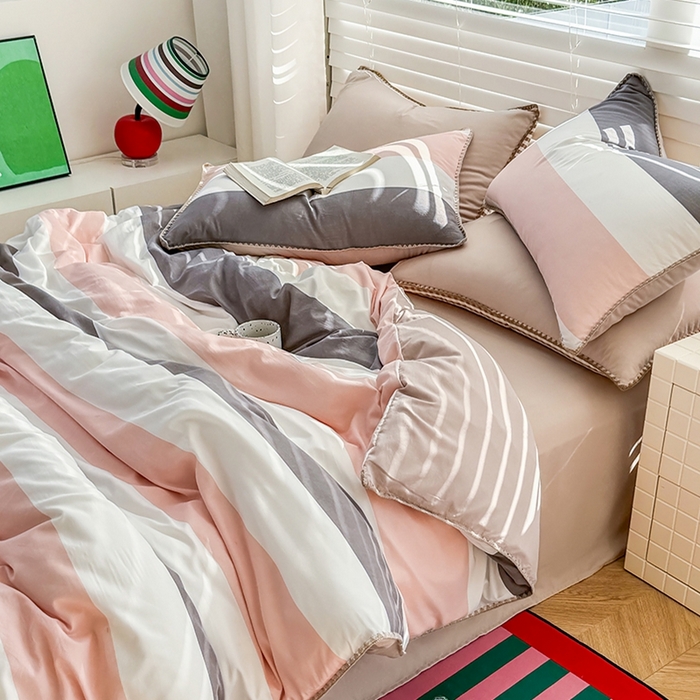 91家纺网 家纺一手货源 找家纺 十一家居 2025春夏新款ins风A类亲肤水洗棉贝壳绣格子四件套——暮光系列 粉灰白条