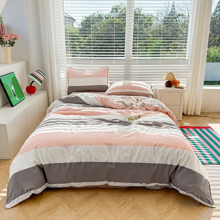 91家纺网 家纺一手货源 找家纺 十一家居 2025春夏新款ins风A类亲肤水洗棉贝壳绣格子四件套——暮光系列 粉灰白条