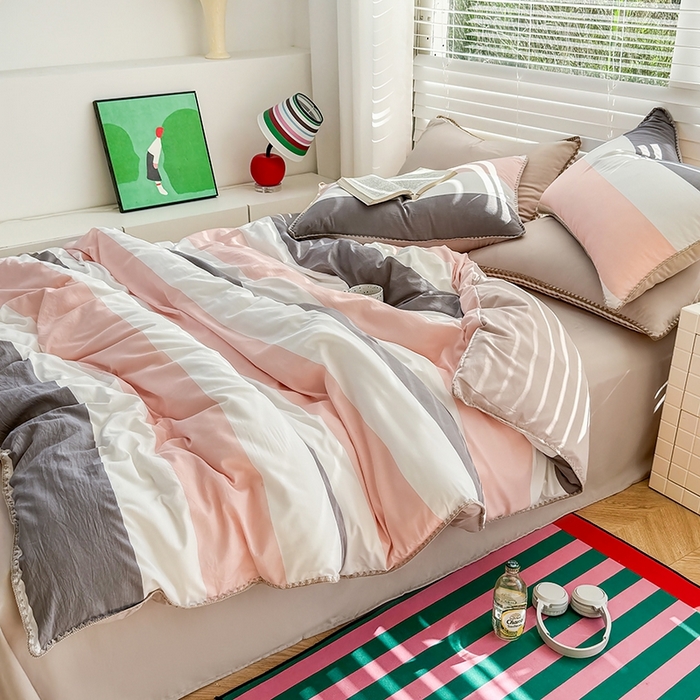 91家纺网 家纺一手货源 找家纺 十一家居 2025春夏新款ins风A类亲肤水洗棉贝壳绣格子四件套——暮光系列 粉灰白条