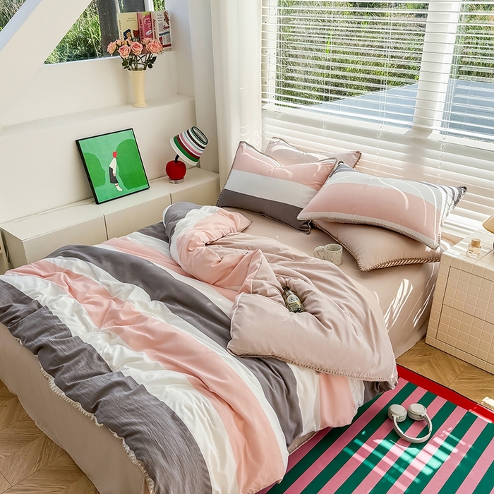 91家纺网 家纺一手货源 找家纺 十一家居 2025春夏新款ins风A类亲肤水洗棉贝壳绣格子四件套——暮光系列 粉灰白条