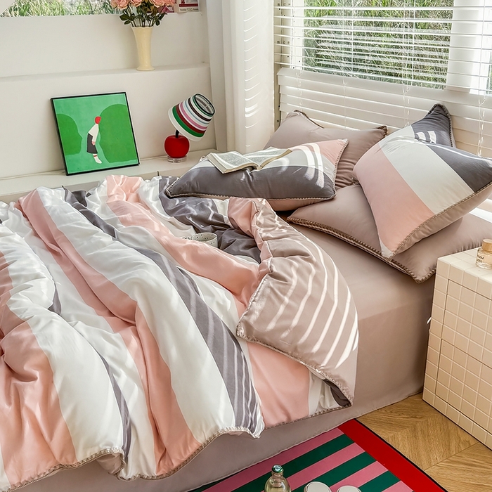 91家纺网 家纺一手货源 找家纺 十一家居 2025春夏新款ins风A类亲肤水洗棉贝壳绣格子四件套——暮光系列 粉灰白条