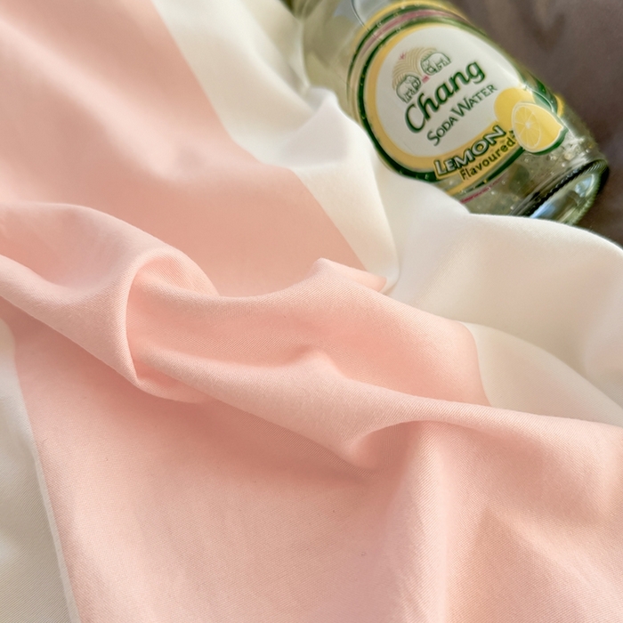 91家纺网 家纺一手货源 找家纺 十一家居 2025春夏新款ins风A类亲肤水洗棉贝壳绣格子四件套——暮光系列 粉灰白条