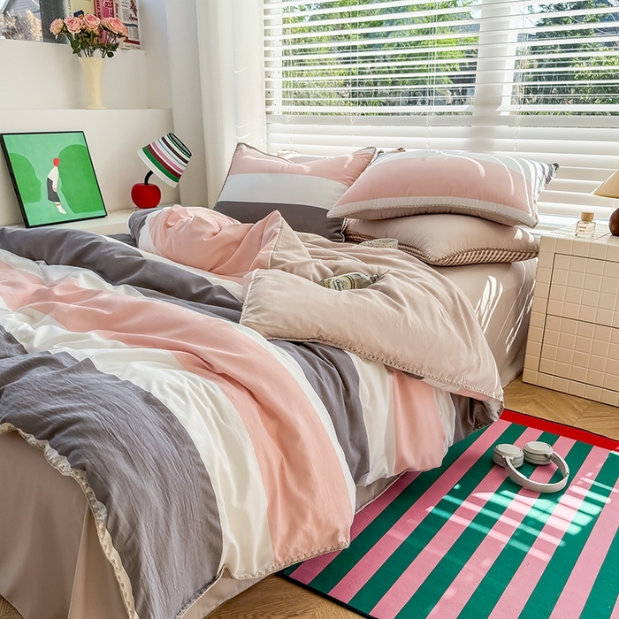 91家纺网 家纺一手货源 找家纺 十一家居 2025春夏新款ins风A类亲肤水洗棉贝壳绣格子四件套——暮光系列 粉灰白条