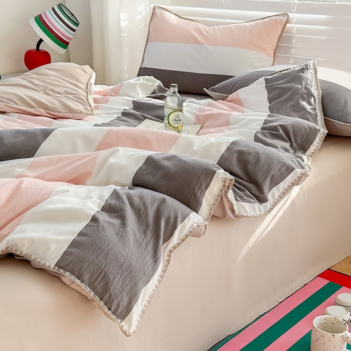 91家纺网 家纺一手货源 找家纺 十一家居 2025春夏新款ins风A类亲肤水洗棉贝壳绣格子四件套——暮光系列 粉灰白条