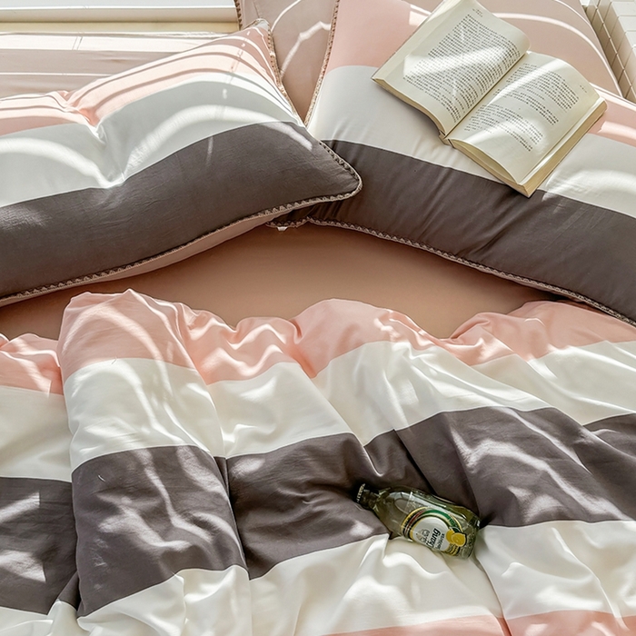 91家纺网 家纺一手货源 找家纺 十一家居 2025春夏新款ins风A类亲肤水洗棉贝壳绣格子四件套——暮光系列 粉灰白条