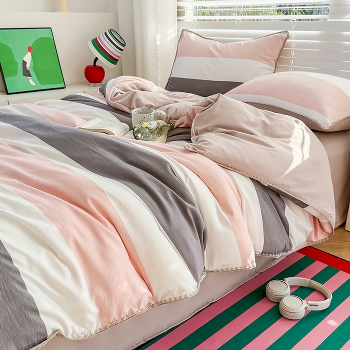 91家纺网 家纺一手货源 找家纺 十一家居 2025春夏新款ins风A类亲肤水洗棉贝壳绣格子四件套——暮光系列 粉灰白条