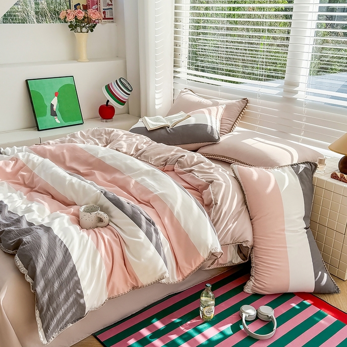 91家纺网 家纺一手货源 找家纺 十一家居 2025春夏新款ins风A类亲肤水洗棉贝壳绣格子四件套——暮光系列 粉灰白条