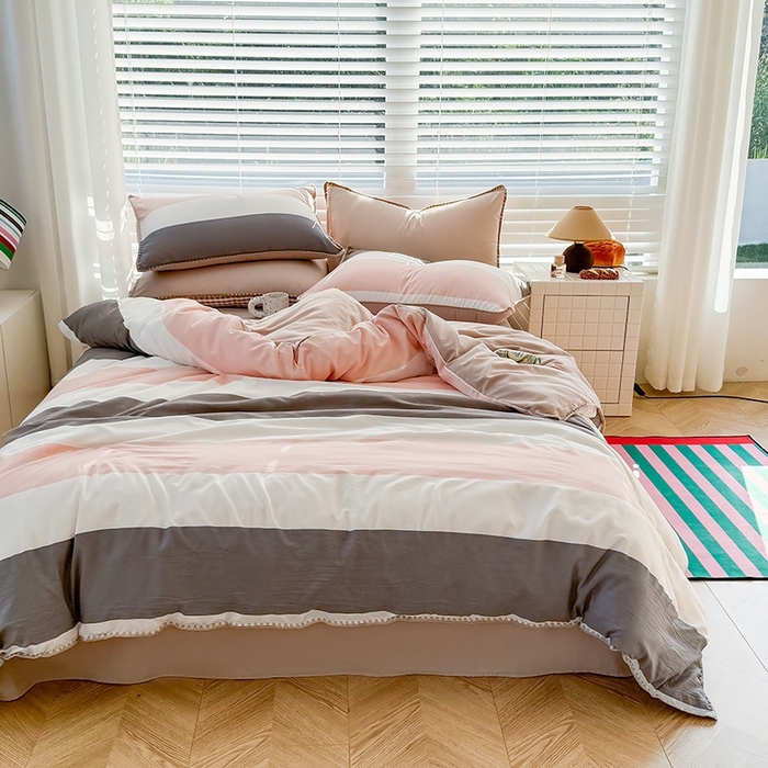 91家纺网 家纺一手货源 找家纺 十一家居 2025春夏新款ins风A类亲肤水洗棉贝壳绣格子四件套——暮光系列 粉灰白条