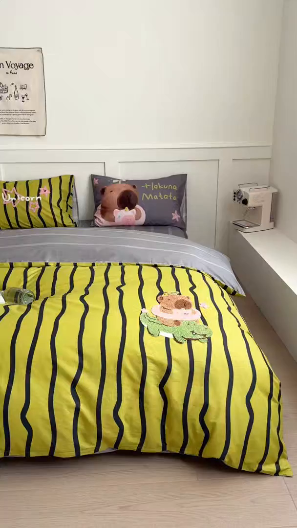 91家纺网 家纺一手货源 找家纺 窝米 2025新品毛巾绣X数码13370全棉卡通系列四件套（水豚 牛角面包） 水豚