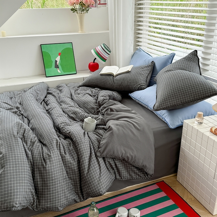 91家纺网 家纺一手货源 找家纺 十一家居 2025春夏新款ins风A类亲肤水洗棉贝壳绣格子四件套——暮光系列 灰黑小格