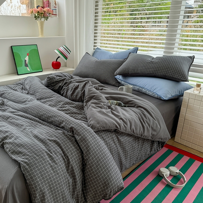 91家纺网 家纺一手货源 找家纺 十一家居 2025春夏新款ins风A类亲肤水洗棉贝壳绣格子四件套——暮光系列 灰黑小格