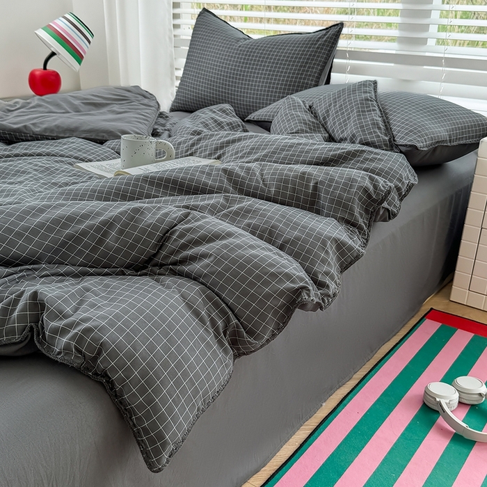 91家纺网 家纺一手货源 找家纺 十一家居 2025春夏新款ins风A类亲肤水洗棉贝壳绣格子四件套——暮光系列 灰黑小格