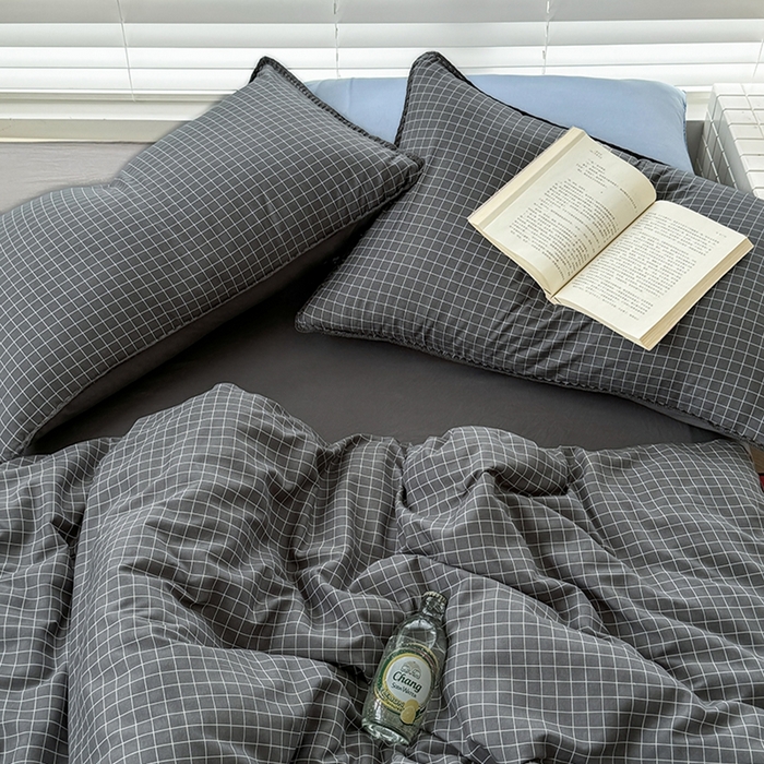 91家纺网 家纺一手货源 找家纺 十一家居 2025春夏新款ins风A类亲肤水洗棉贝壳绣格子四件套——暮光系列 灰黑小格