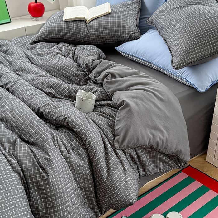 91家纺网 家纺一手货源 找家纺 十一家居 2025春夏新款ins风A类亲肤水洗棉贝壳绣格子四件套——暮光系列 灰黑小格