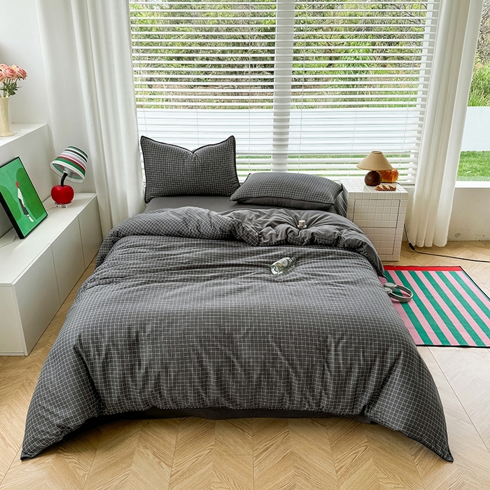 91家纺网 家纺一手货源 找家纺 十一家居 2025春夏新款ins风A类亲肤水洗棉贝壳绣格子四件套——暮光系列 灰黑小格