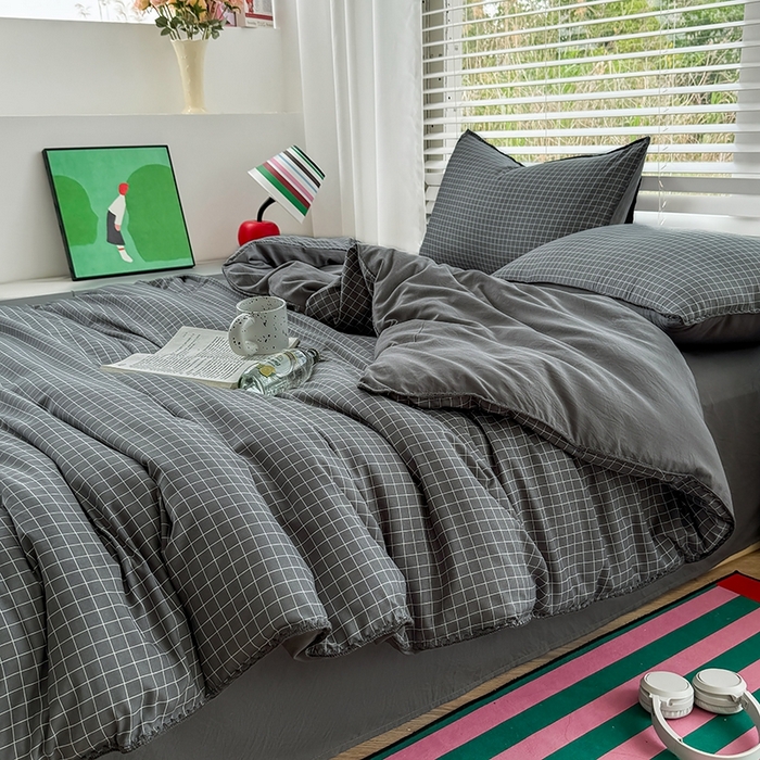 91家纺网 家纺一手货源 找家纺 十一家居 2025春夏新款ins风A类亲肤水洗棉贝壳绣格子四件套——暮光系列 灰黑小格