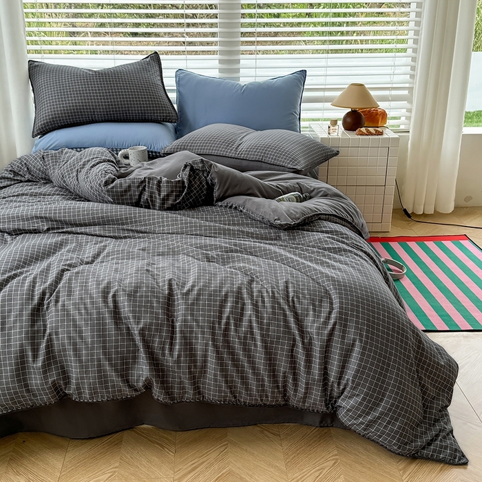 91家纺网 家纺一手货源 找家纺 十一家居 2025春夏新款ins风A类亲肤水洗棉贝壳绣格子四件套——暮光系列 灰黑小格