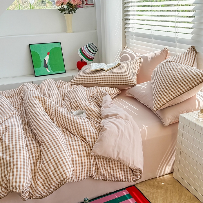 91家纺网 家纺一手货源 找家纺 十一家居 2025春夏新款ins风A类亲肤水洗棉贝壳绣格子四件套——暮光系列 蜜粉小格
