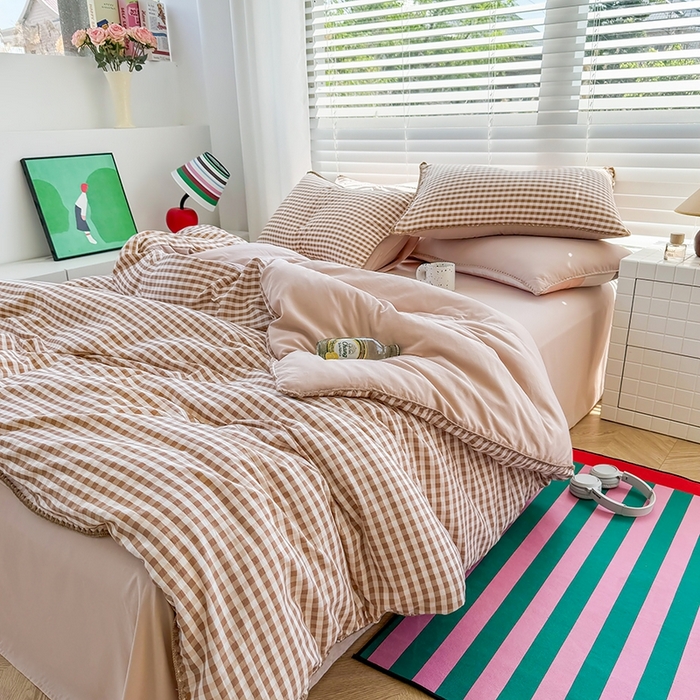 91家纺网 家纺一手货源 找家纺 十一家居 2025春夏新款ins风A类亲肤水洗棉贝壳绣格子四件套——暮光系列 蜜粉小格