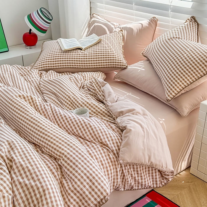 91家纺网 家纺一手货源 找家纺 十一家居 2025春夏新款ins风A类亲肤水洗棉贝壳绣格子四件套——暮光系列 蜜粉小格