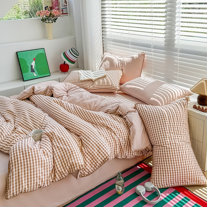 91家纺网 家纺一手货源 找家纺 十一家居 2025春夏新款ins风A类亲肤水洗棉贝壳绣格子四件套——暮光系列 蜜粉小格