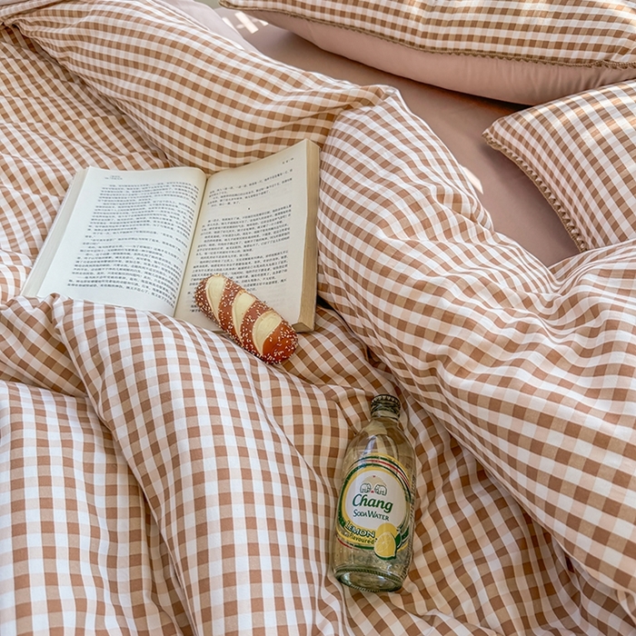 91家纺网 家纺一手货源 找家纺 十一家居 2025春夏新款ins风A类亲肤水洗棉贝壳绣格子四件套——暮光系列 蜜粉小格