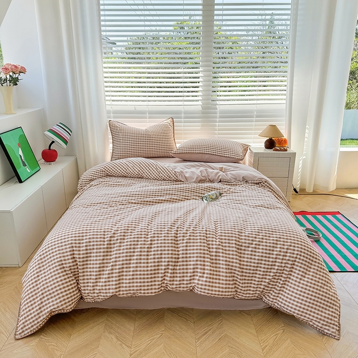 91家纺网 家纺一手货源 找家纺 十一家居 2025春夏新款ins风A类亲肤水洗棉贝壳绣格子四件套——暮光系列 蜜粉小格