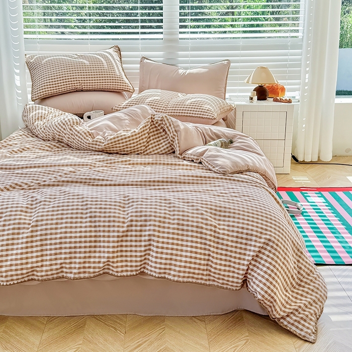 91家纺网 家纺一手货源 找家纺 十一家居 2025春夏新款ins风A类亲肤水洗棉贝壳绣格子四件套——暮光系列 蜜粉小格