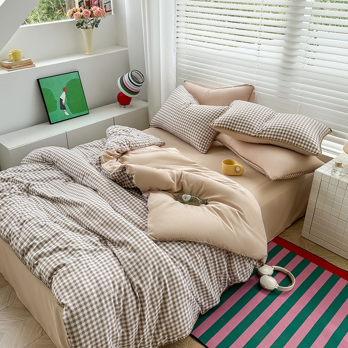 91家纺网 家纺一手货源 找家纺 十一家居 2025春夏新款ins风A类亲肤水洗棉贝壳绣格子四件套——暮光系列 浅咖小格