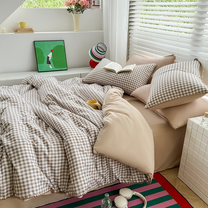 91家纺网 家纺一手货源 找家纺 十一家居 2025春夏新款ins风A类亲肤水洗棉贝壳绣格子四件套——暮光系列 浅咖小格