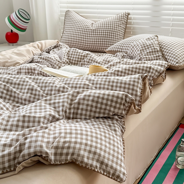 91家纺网 家纺一手货源 找家纺 十一家居 2025春夏新款ins风A类亲肤水洗棉贝壳绣格子四件套——暮光系列 浅咖小格