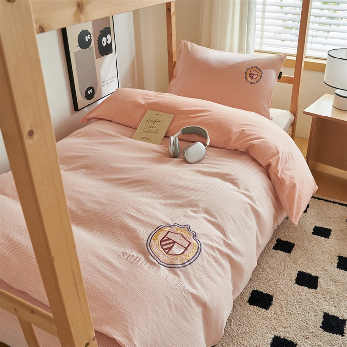 91家纺网 家纺一手货源 找家纺 恬思语2025新款全棉色织贴布绣花学生三件套