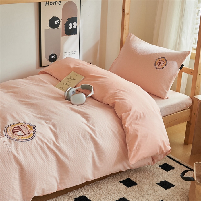 91家纺网 家纺一手货源 找家纺 恬思语2025新款全棉色织贴布绣花学生三件套