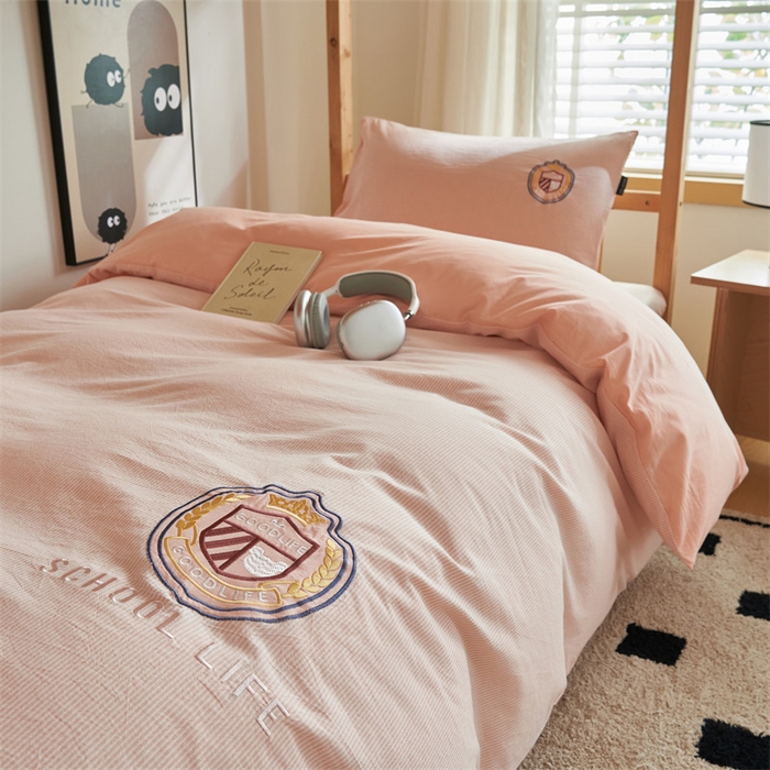 91家纺网 家纺一手货源 找家纺 恬思语2025新款全棉色织贴布绣花学生三件套