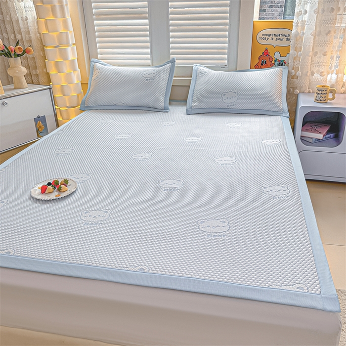 91家纺网 家纺一手货源 找家纺 喜歌家居 2025新款A类刺绣豆豆席小熊 小冰熊天蓝