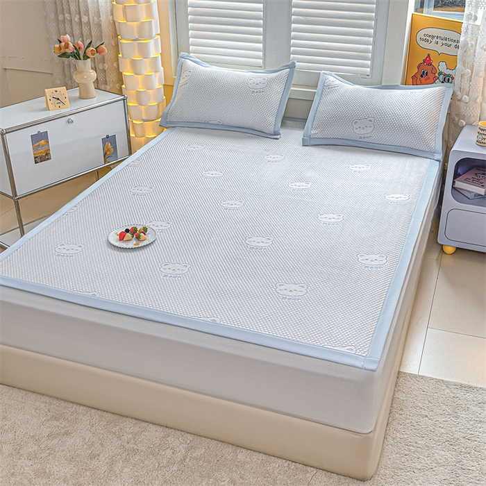 91家纺网 家纺一手货源 找家纺 喜歌家居 2025新款A类刺绣豆豆席小熊 小冰熊天蓝