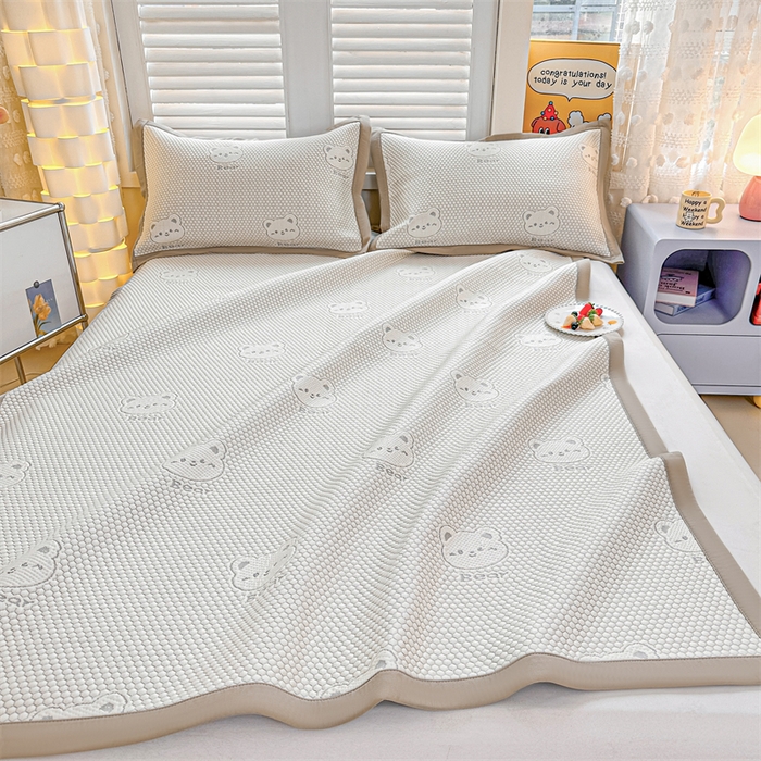 91家纺网 家纺一手货源 找家纺 喜歌家居 2025新款A类刺绣豆豆席小熊 小冰熊浅灰